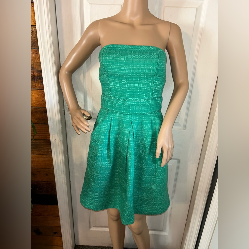 Banana Republic strapless.Emerald green Size 2 Side pockets.Silicon around top